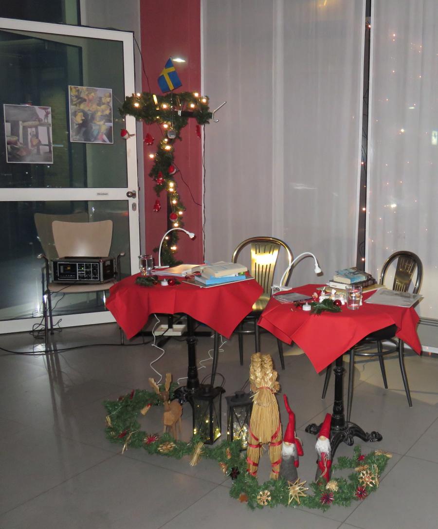Der "Arbeitsplatz" der Vorleser war weihnachtlich geschmckt - ein Kleiderstnder als Weihnachtsbaum dekoriert  Wolfgang Sander